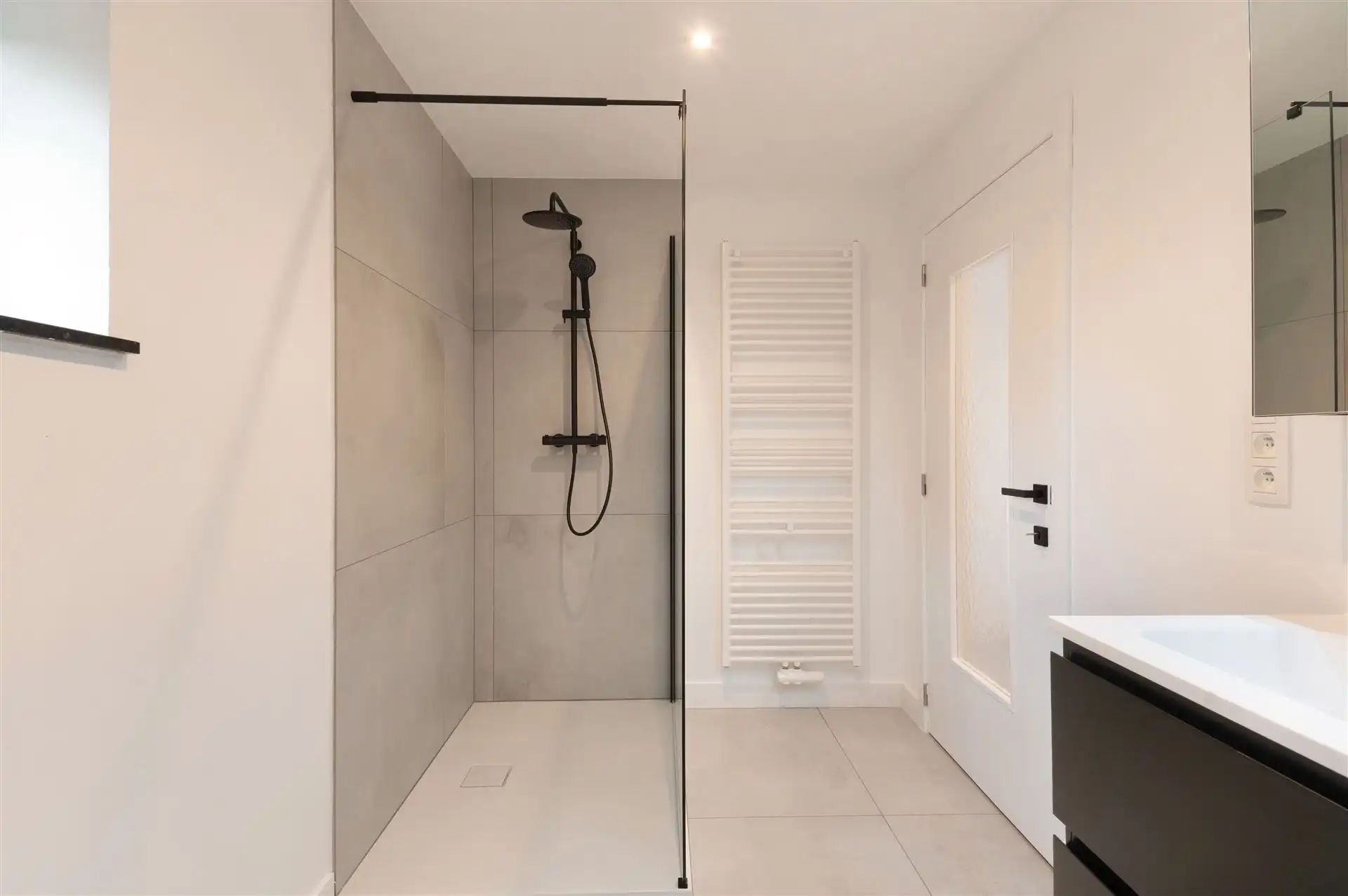 Volledig geroveerde, instapklare gezinswoning foto 11