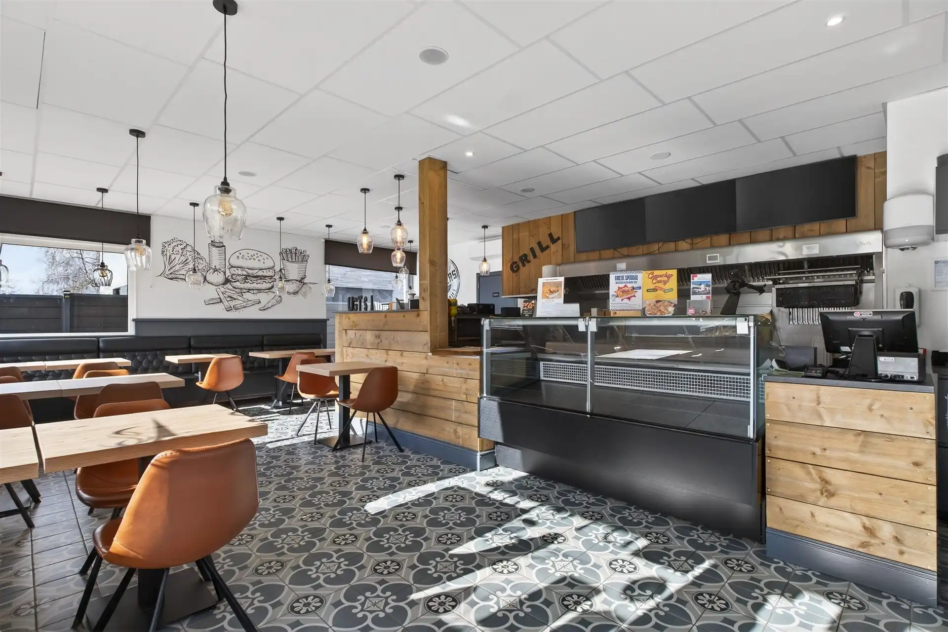 Recente handelszaak met heel ruime woonst op absolute topligging te Overmere. foto 4