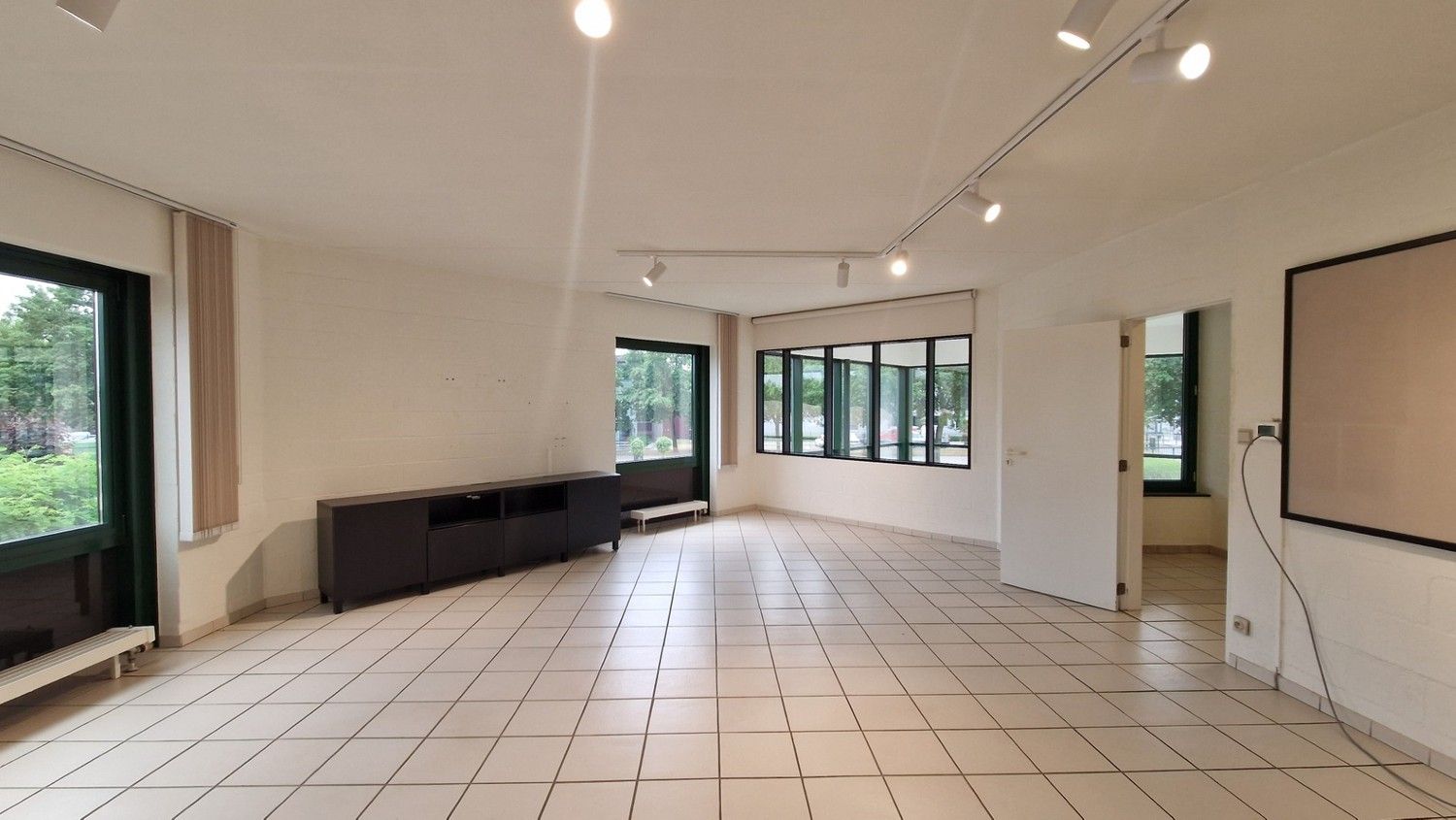 Kantoorruimtes met sanitair, kitchenette en parkeerplaatsen foto 10