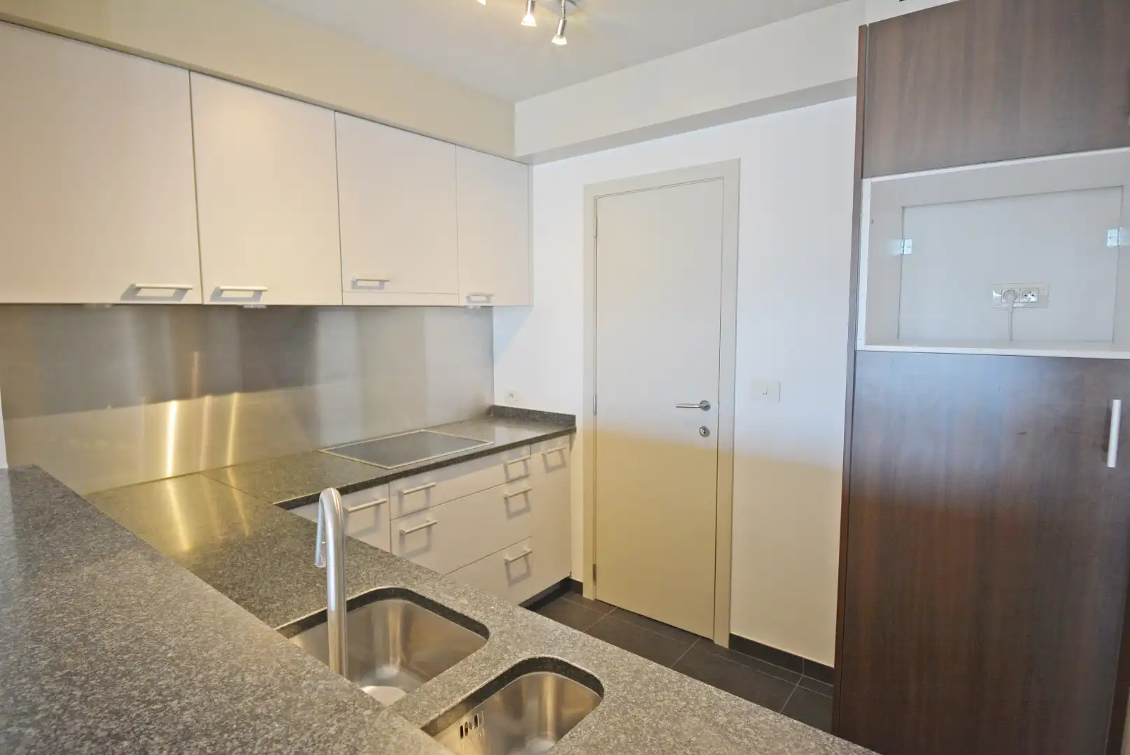 Prachtig onderhouden appartement op toplocatie vlak bij de zeedijk! foto 5