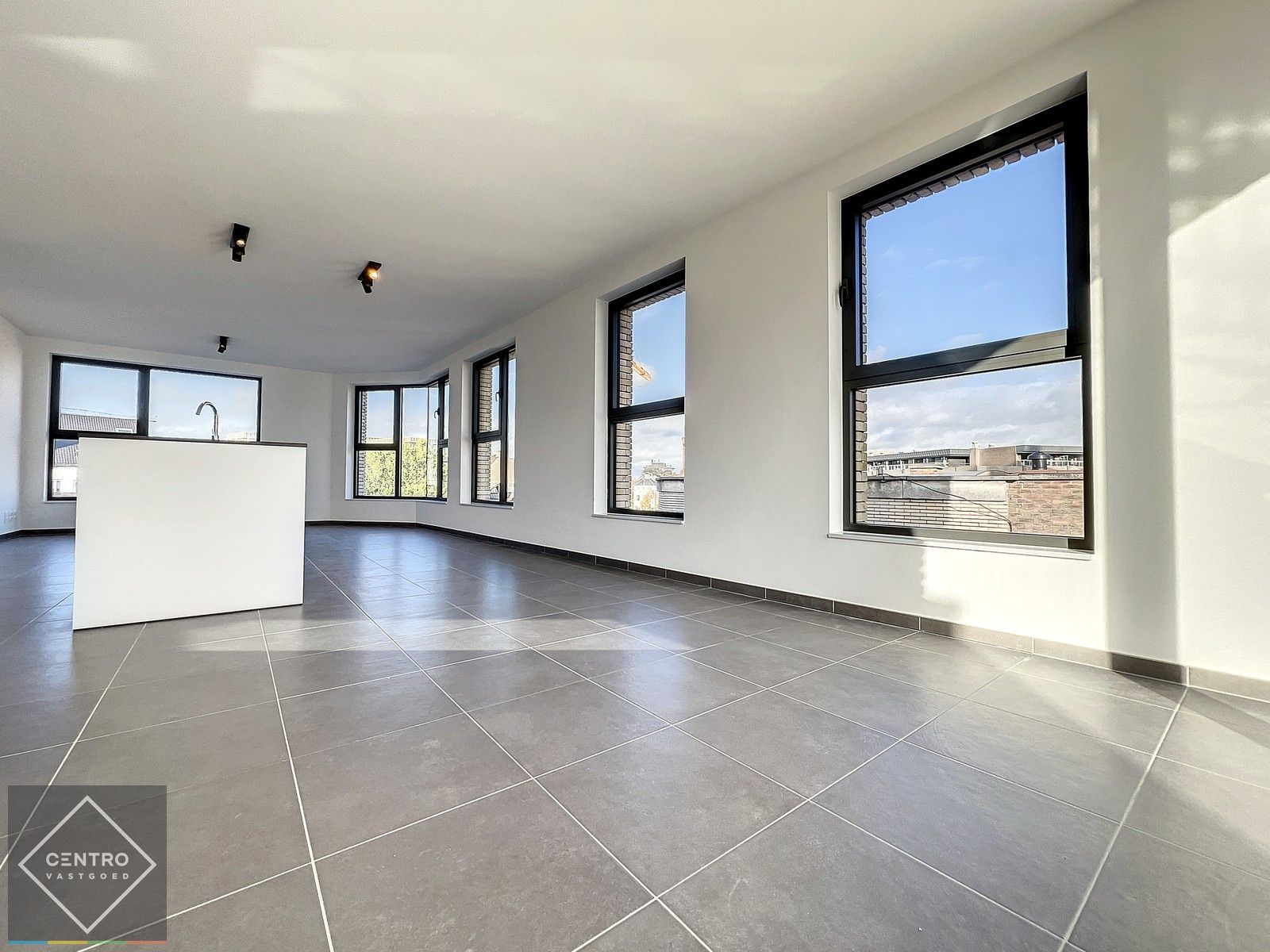 NB-appartement (103m²) met RUIM zonneterras (26m²) pal in het CENTRUM van Kortrijk ! Aankoop aan 6% BTW mogelijk! foto 8