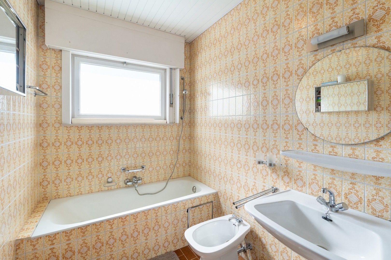 Ruime alleenstaande villa-bungalow met zongerichte tuin en garage foto 12