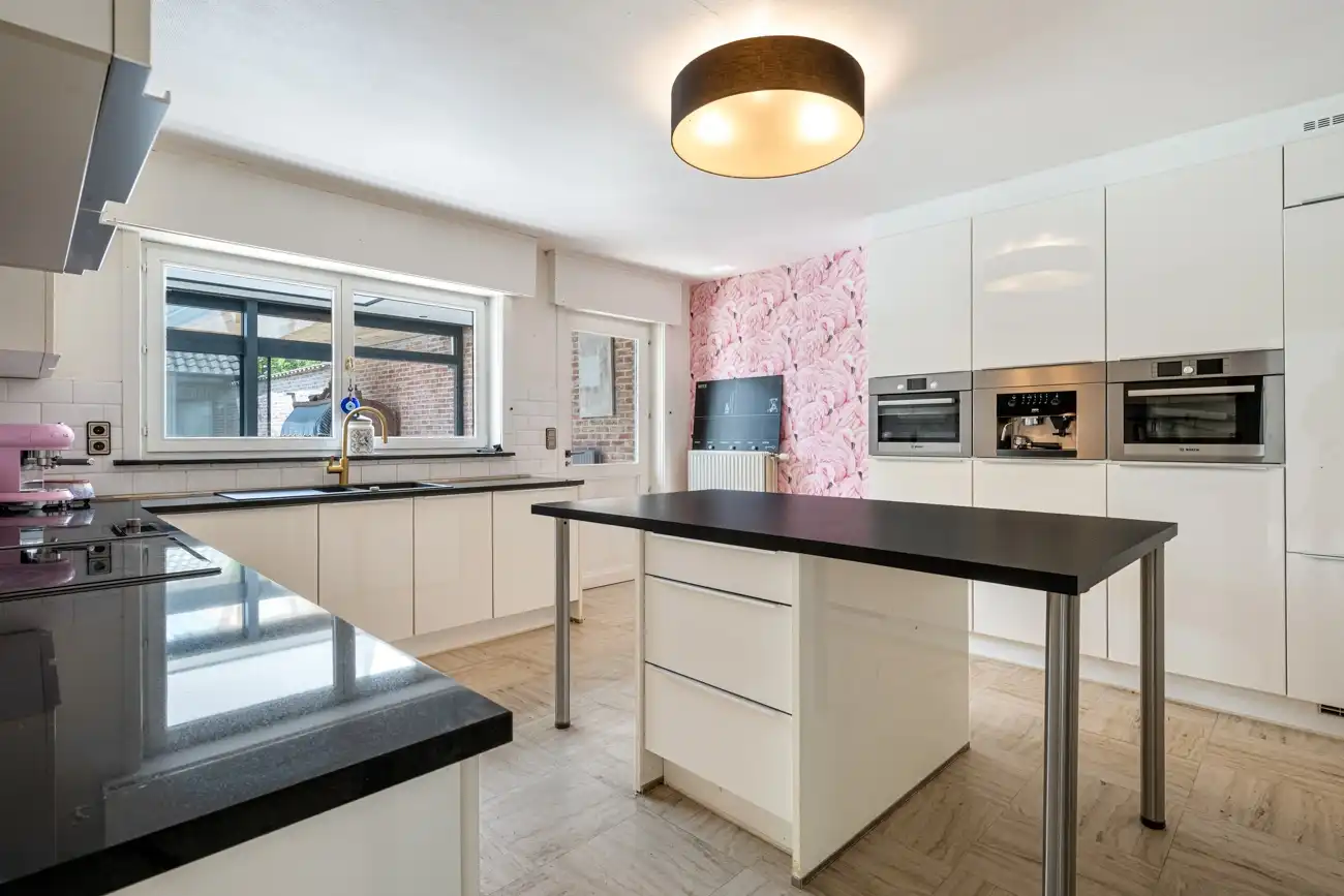 Ruime op te frissen gezinswoning met 4 slaapkamers, dubbele garage en zonnige tuin op 1.595 m² foto 2
