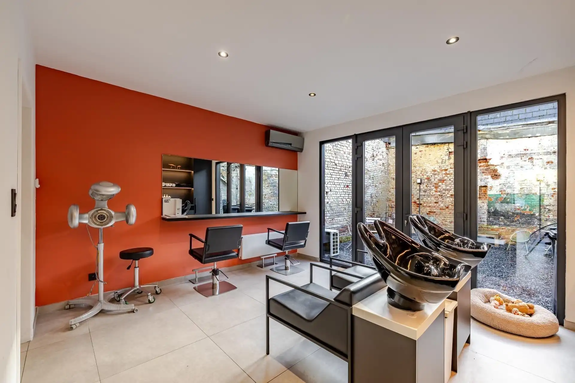 Stijlvol handelspand met kwalitatieve afwerking en charmant appartement met terras foto 16