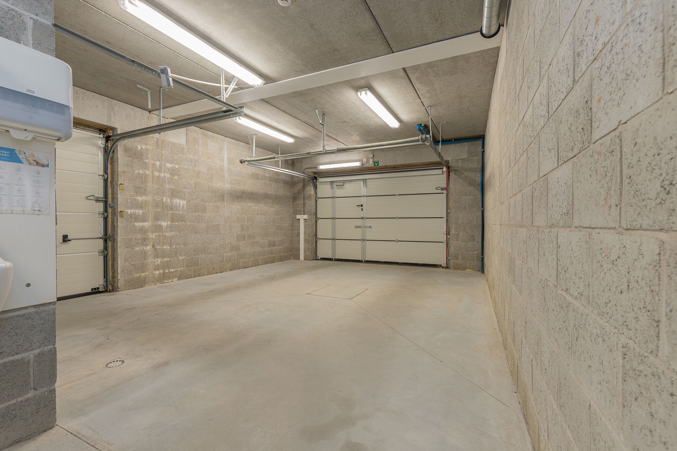 NIEUWERKERKEN - Recent gebouw met magazijn foto 6