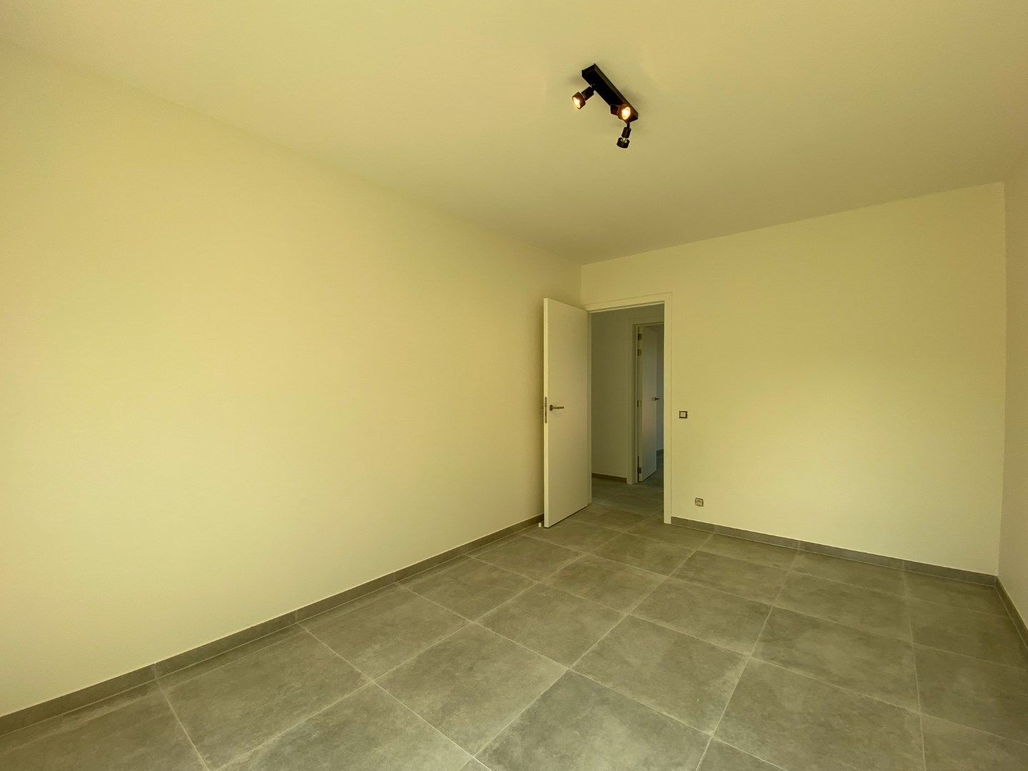 Prachtige nieuwbouwwoning met 3 slaapkamers, carport en tuin met tuinberging. foto 17