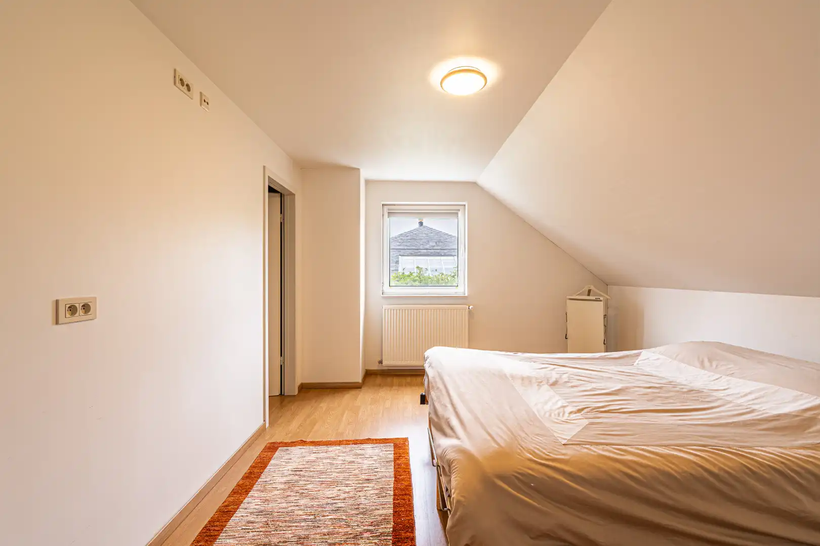 Ruime, instapklare villa met 4 slaapkamers, dubbele garage, burearuimte en aangelegde tuin op ideale ligging in Menen.  foto 10