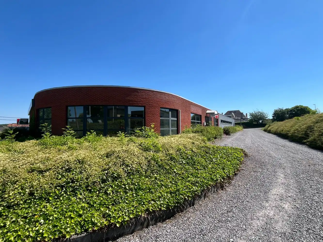 Bedrijfsgebouw met showroom foto 4