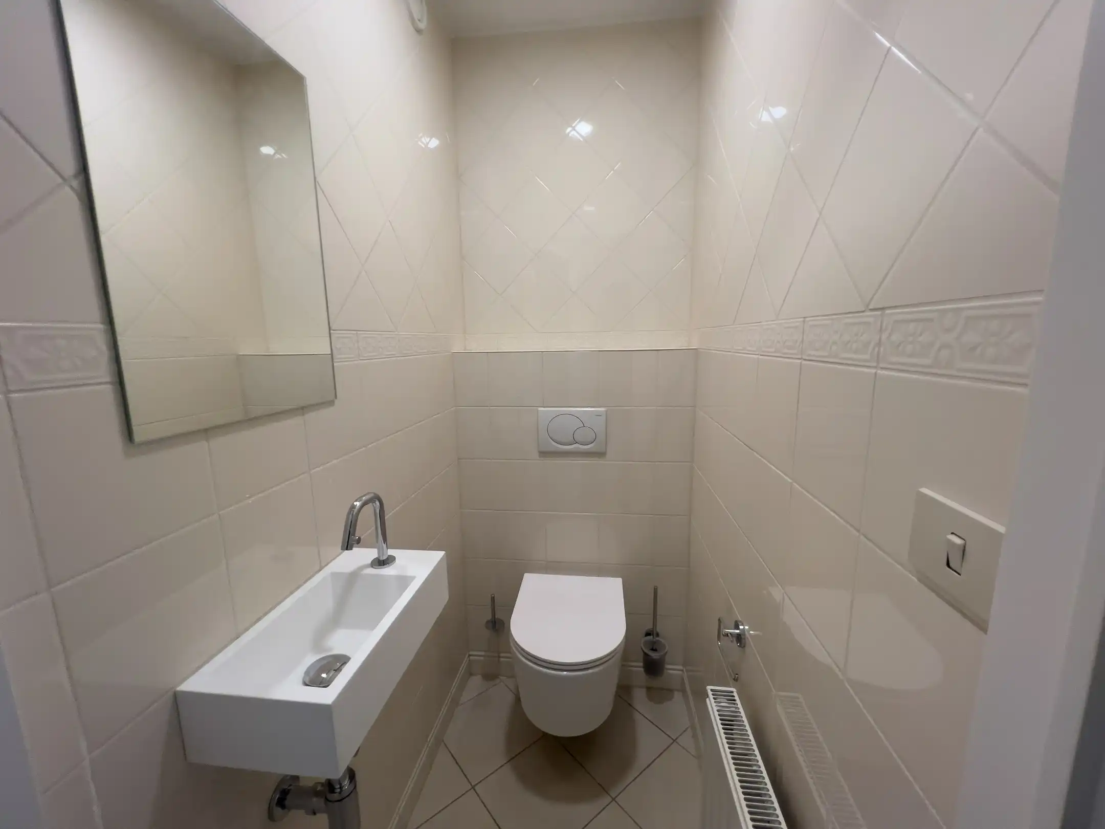 Ruim appartement met 2 slpk. aan de zonnekant van de Lippenslaan. Garage in de residentie te huur. foto 10