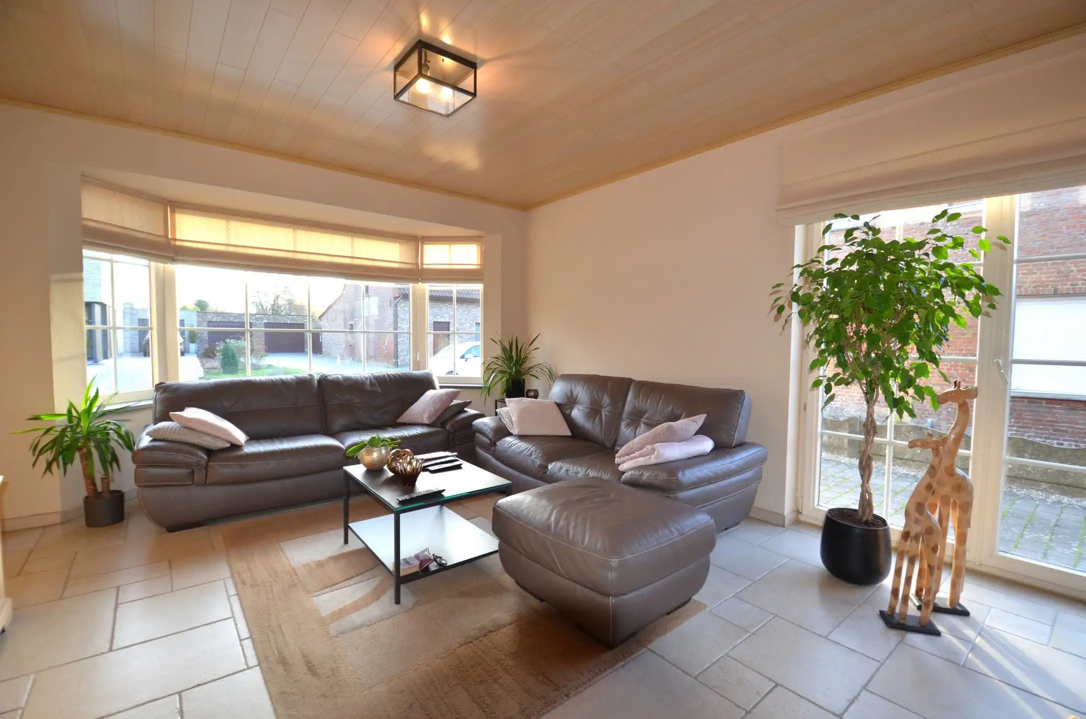 Leuke halfopen bebouwing met drie slaapkamers foto 5