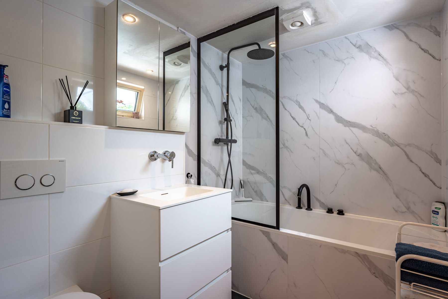 Instapklare bel-etagewoning met 2 slaapkamers, tuin en garagebox! foto 12