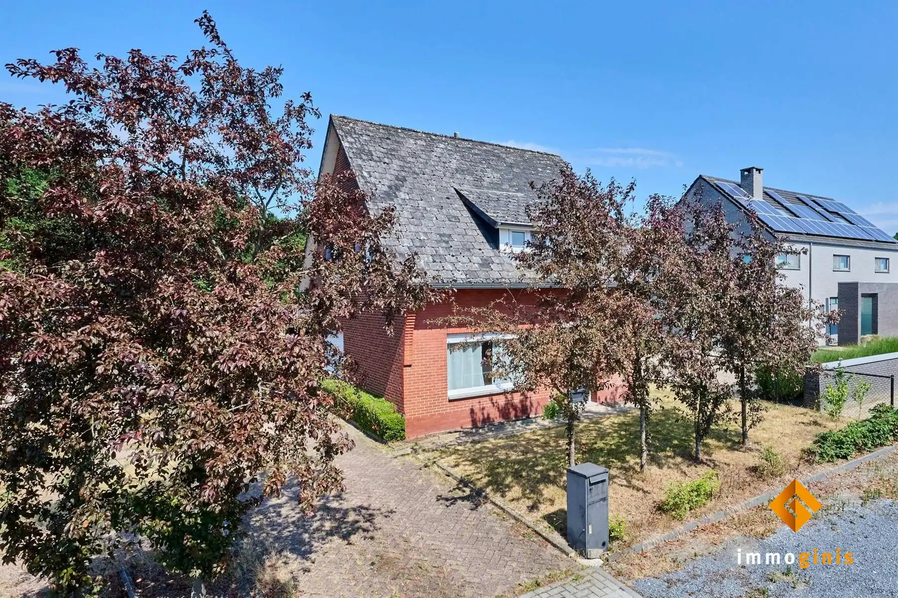Charmante woning met 3 slaapkamers op een ruim en groen perceel van 17 are in een rustige buurt.   foto 2