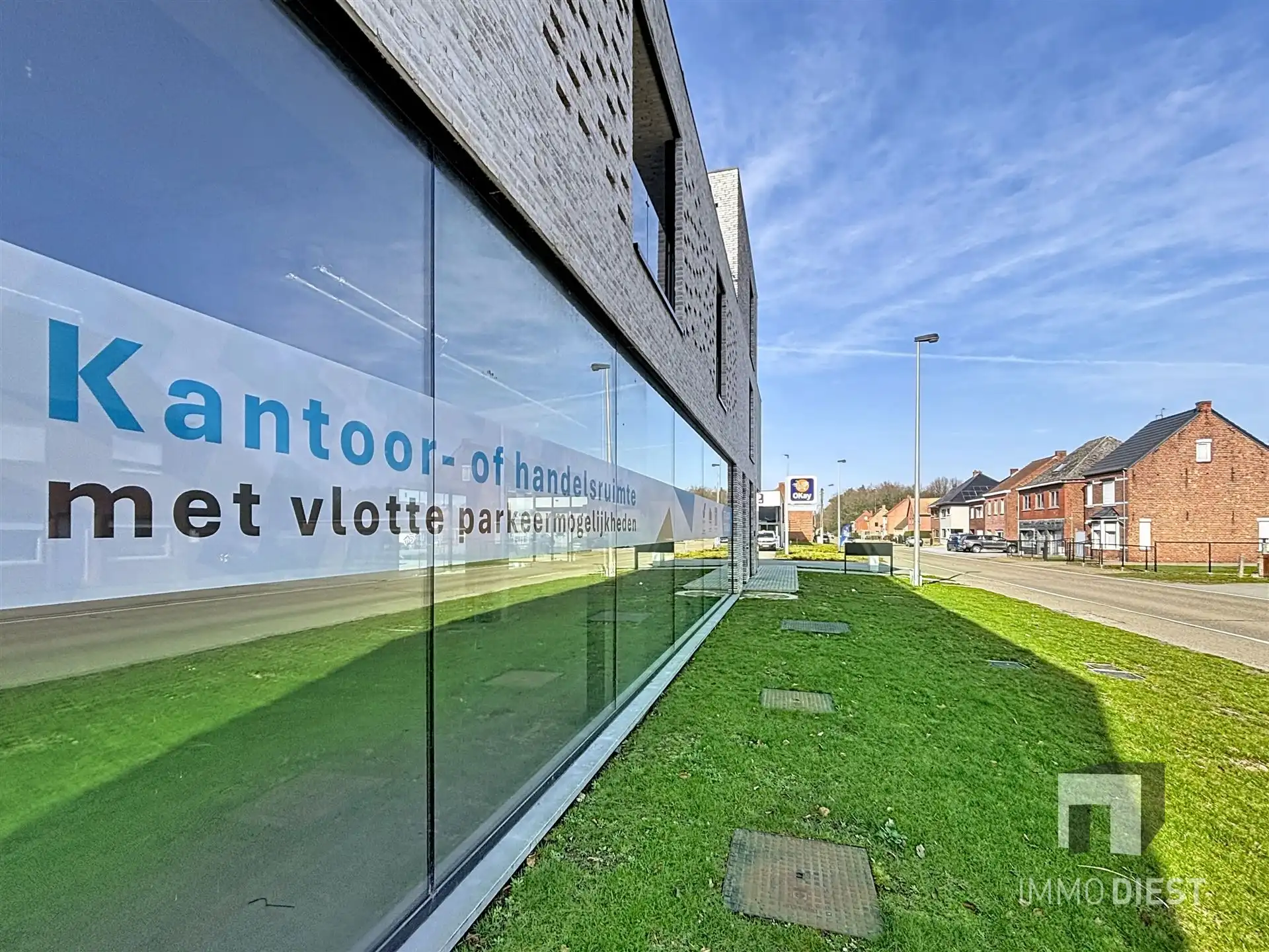 Commercieel Gebouw van 374m2 op toplocatie met parking! foto 8