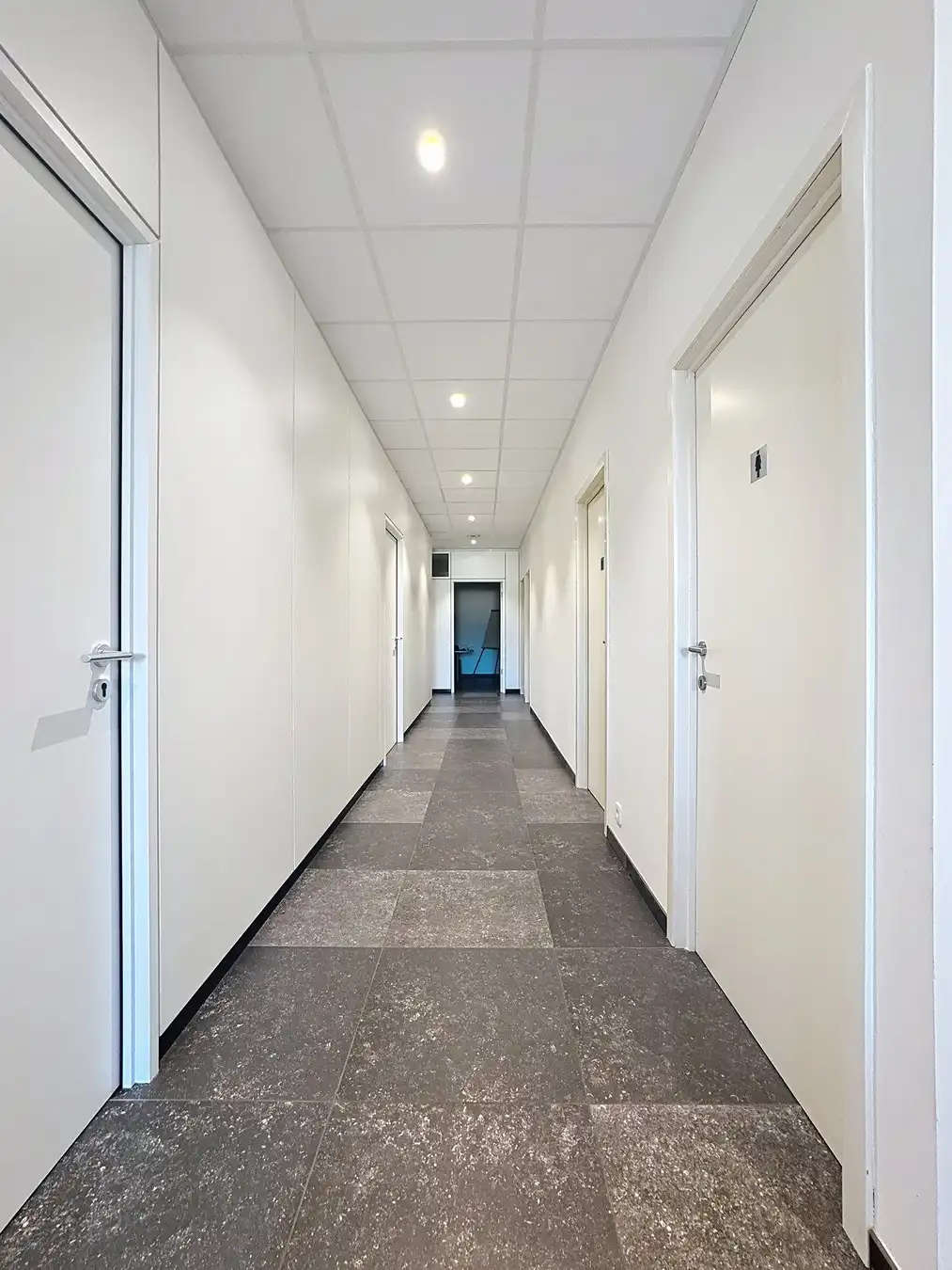 Exclusieve KANTOORRUIMTE (380 m²) met UITSTRALING op toplocatie (op 500m van autosnelwegen), voorzien van modern comfort en maximale zichtbaarheid te Loppem! foto 14