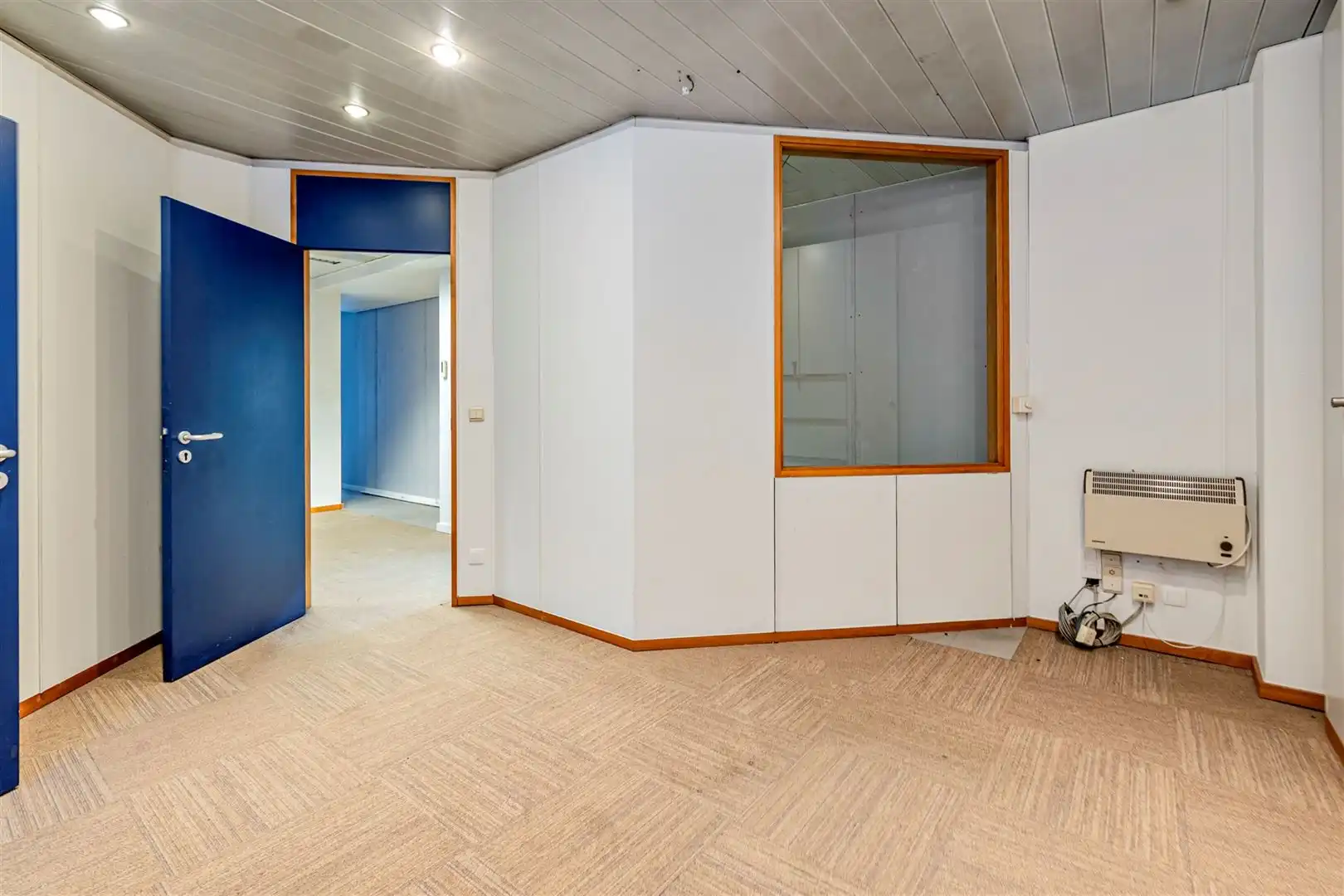 Centraal gelegen zeer ruim commercieel pand met 5 parkeerplaatsen foto 8