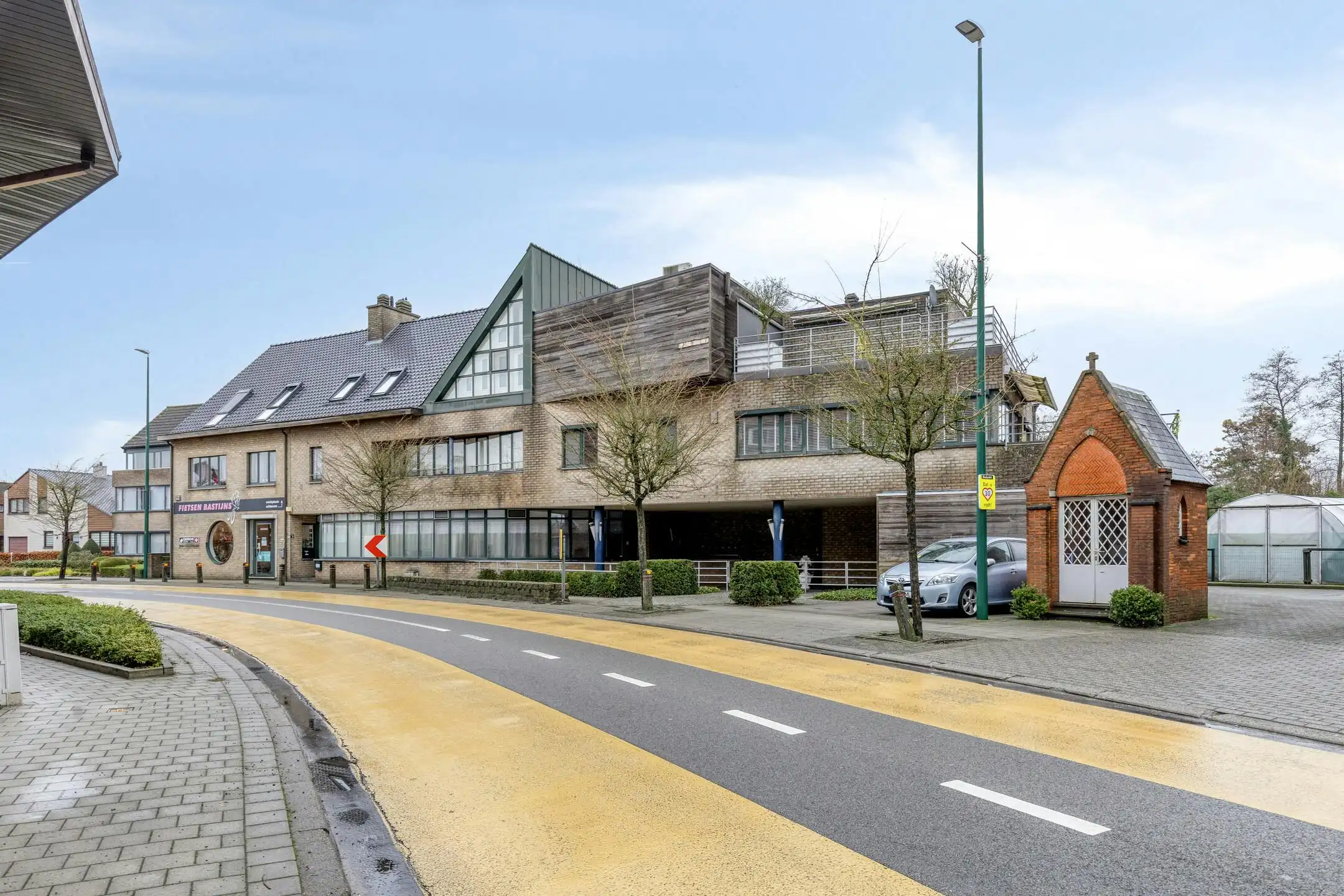 Appartement met drie slaapkamers en garage te koop! foto 2