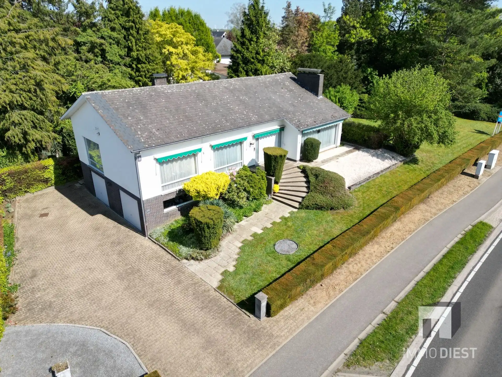 Witte villa met 4 slaapkamer boven op Baalberg foto 2