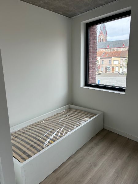 Nieuwe studentenkamer op een top locatie in centrum Kortrijk met zicht op plein. foto 2