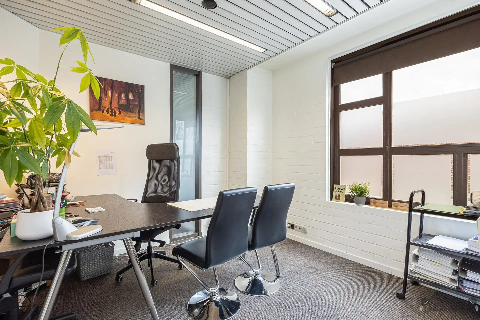 Centraal gelegen handelspand met ruime parking foto 6