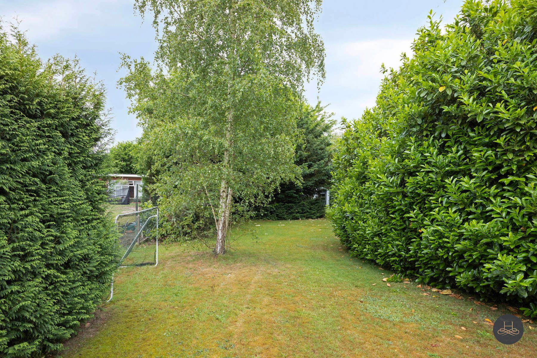 Ruime woning in een rustige groene wijk op een groot perceel foto 12
