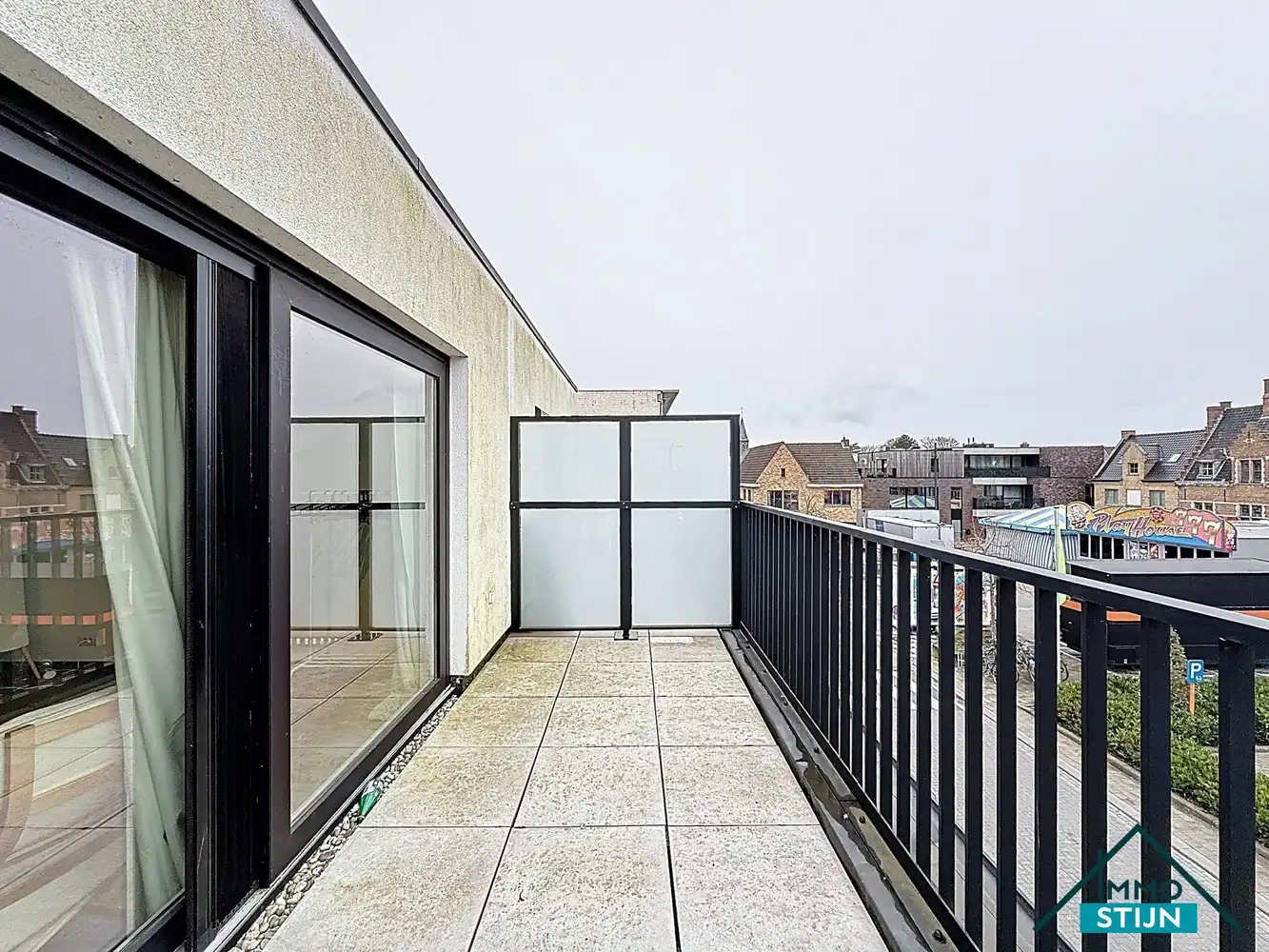 Recente duplex met drie slaapkamers en een garage foto 14