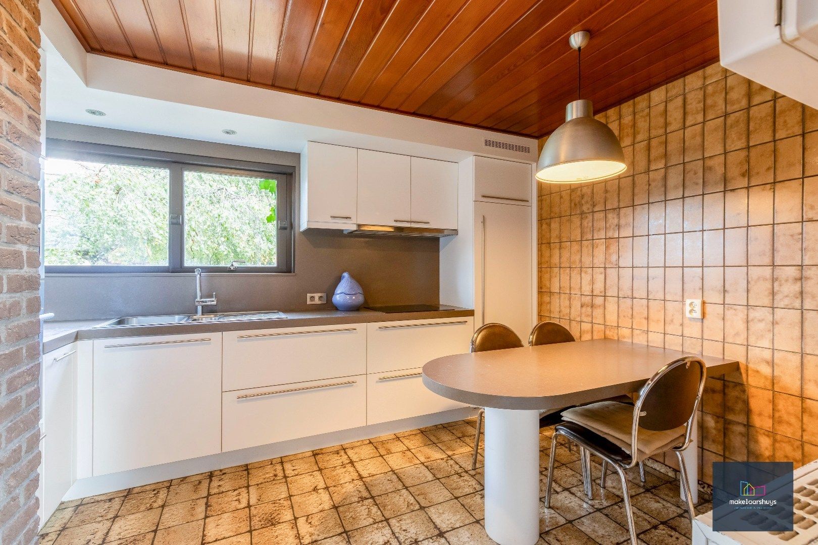 Architecturale woning op een rustige ligging foto 10