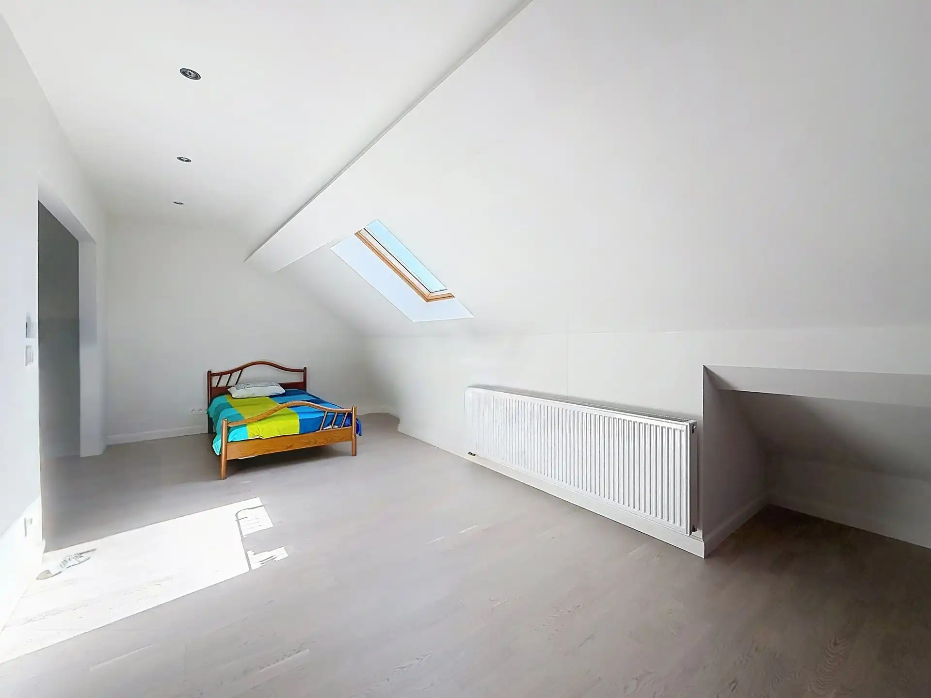 3-gevels huis met 4 slaapkamers en een tuin foto 18