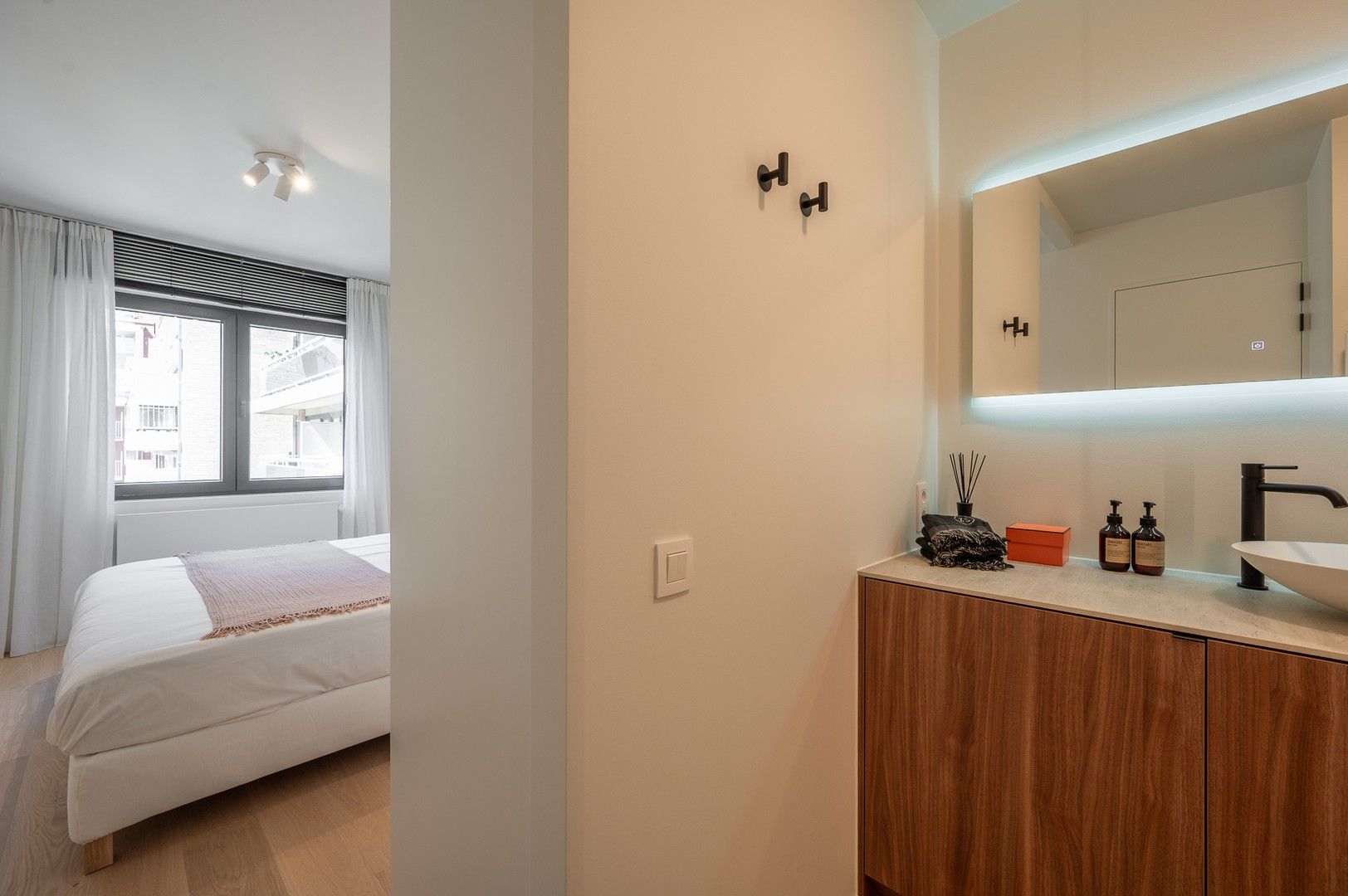 Volledig gerenoveerd appartement met zuidgericht terras heel centraal gelegen op de Kustlaan. foto 14