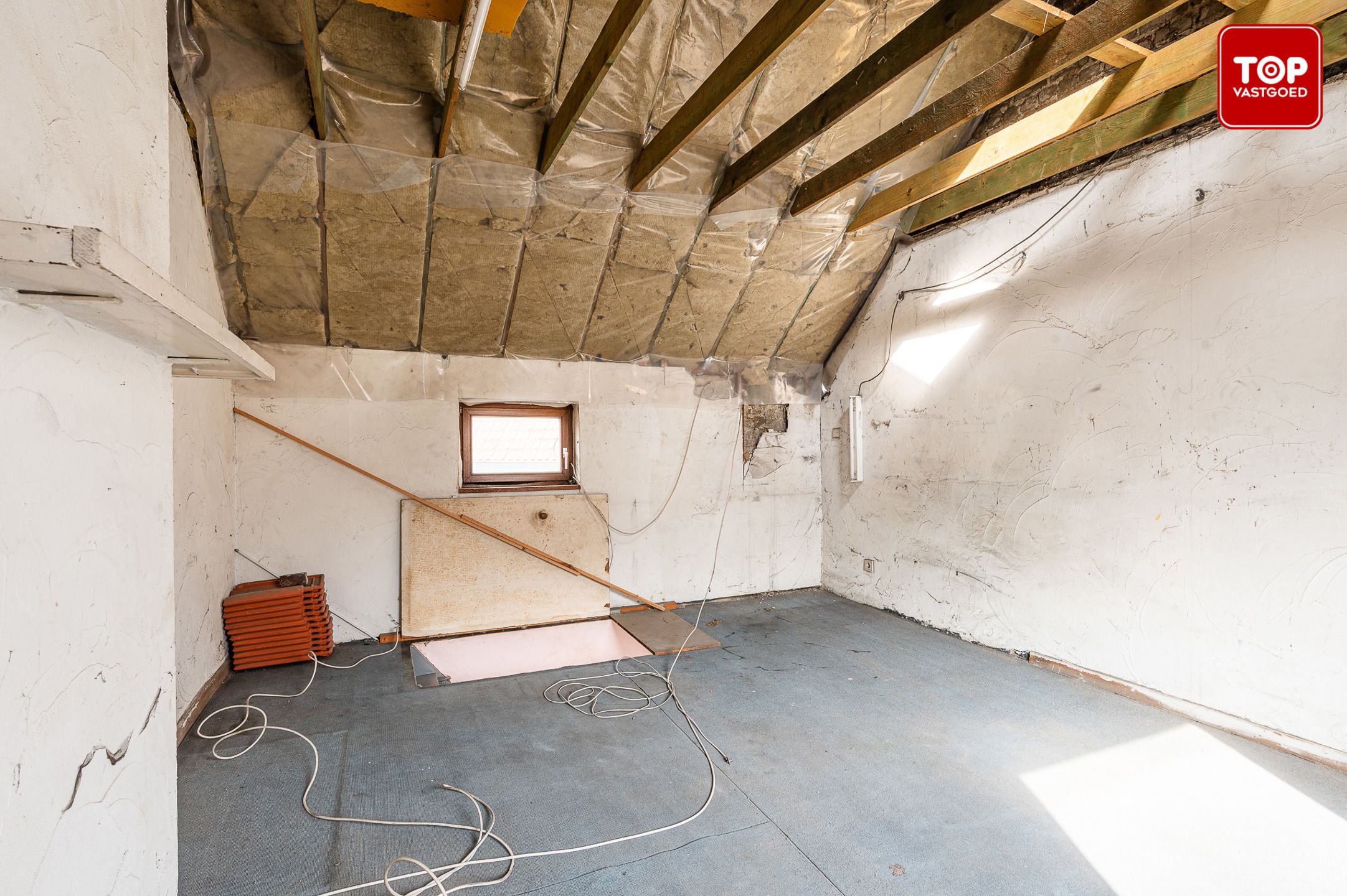 Totaal te renoveren woning op gunstige locatie. foto 14