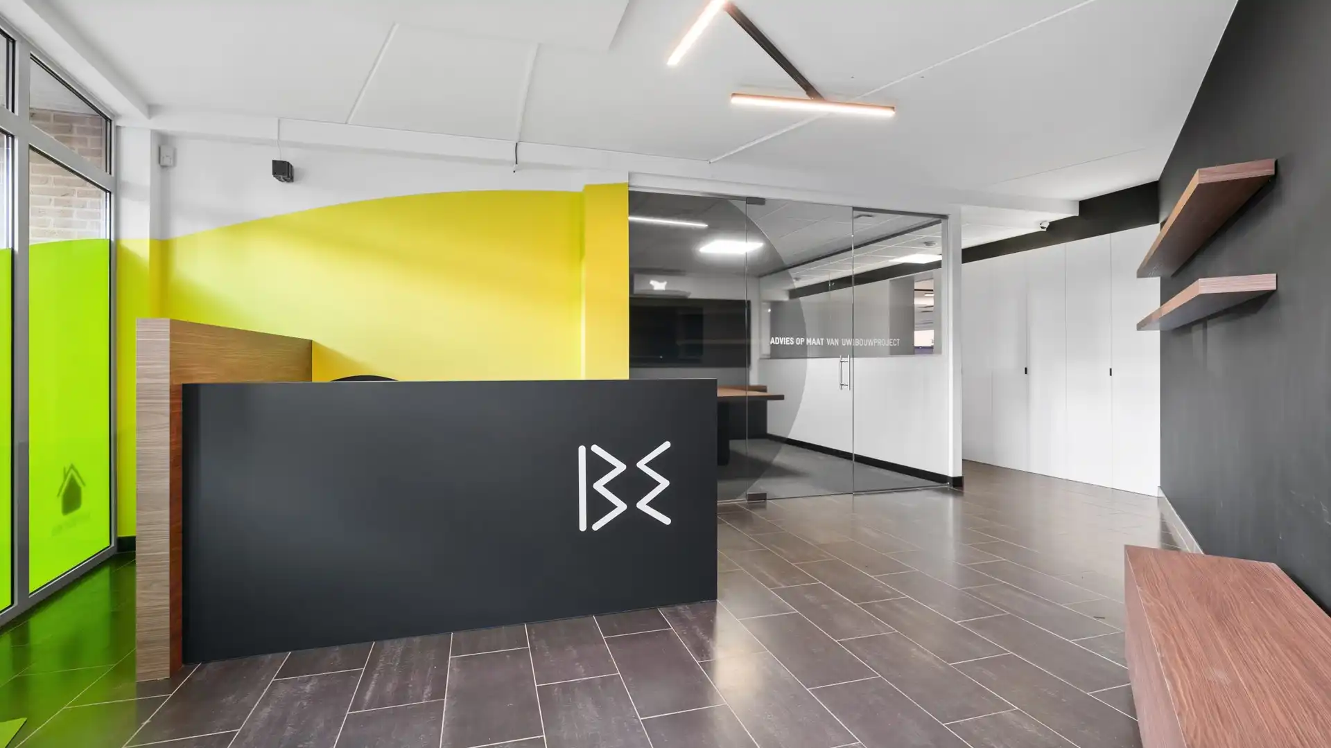 Modern en energiezuinig (A label) handelspand van 174 m² te As foto 2