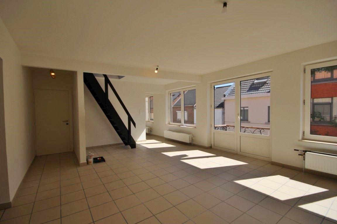 Lichtrijk en ruim duplex appartement foto 3