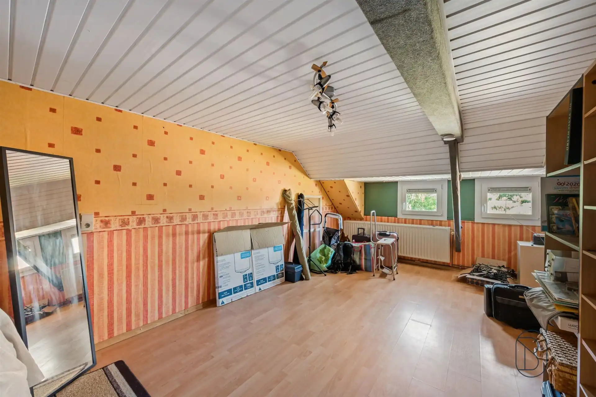 Instapklare 3-slpk woning met 2 garages, tuin en bouwgrond! foto 17