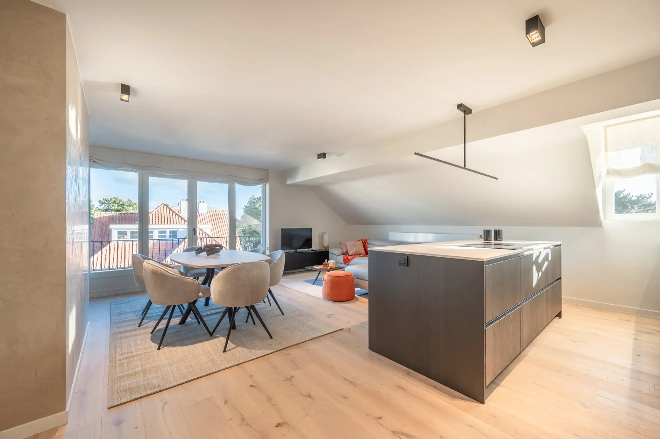 Gerenoveerd appartement in charmante residentie in het Zoute foto {{pictureIndex}}