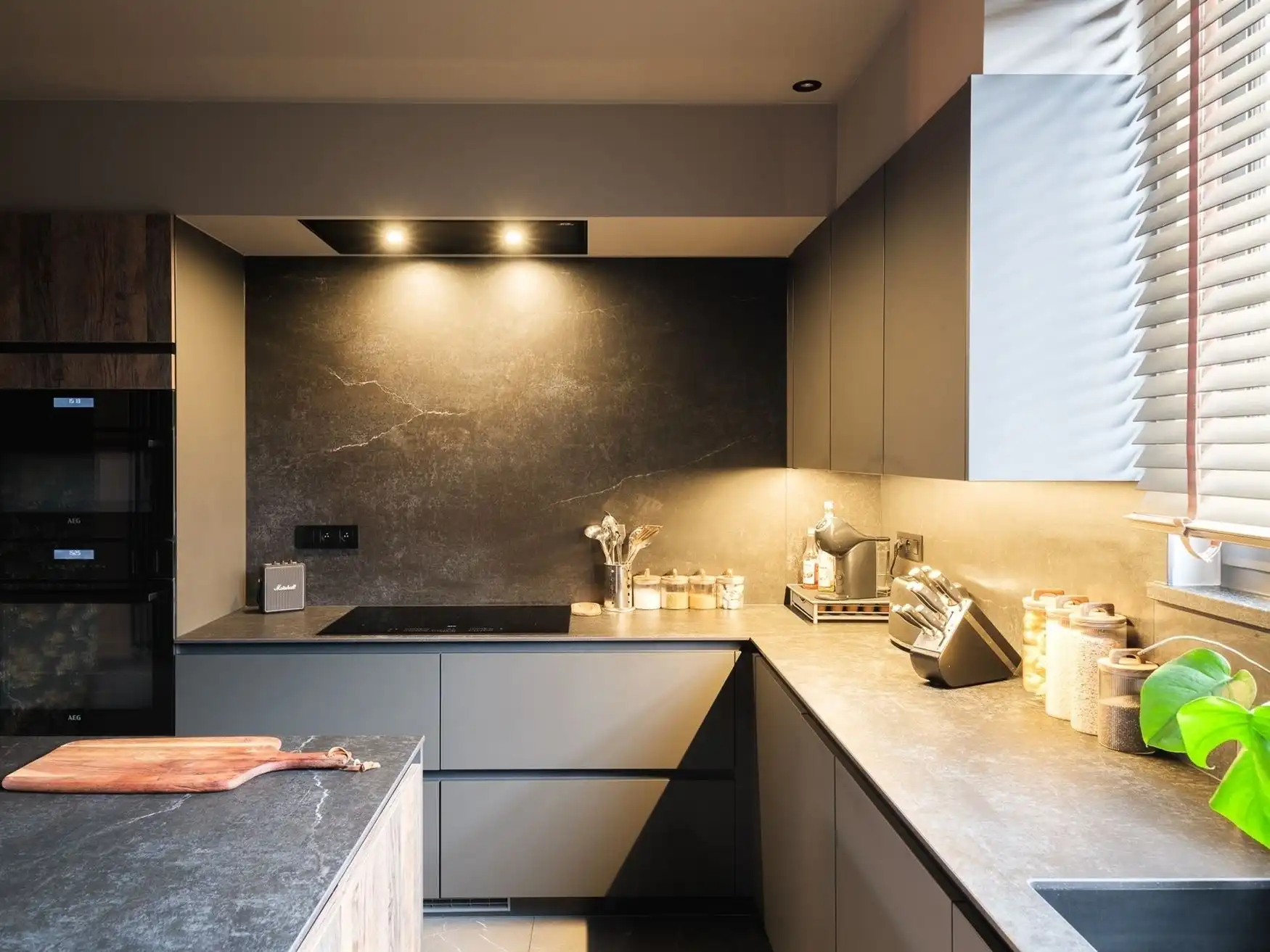 Loftgevoel achter een klassieke gevel; woning met verrassend interieur in centrum Zelzate. foto 3