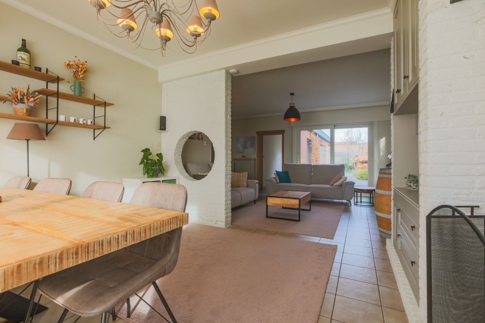 Halfopen woning met tuin, garage en pergola foto 8