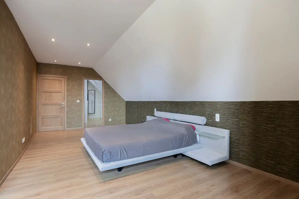UITERST RUIME EN VOLLEDIG GERENOVEERDE VILLA MET 6 SLK OP EEN PERCEEL VAN 16A81CA NABIJ MAASTRICHT. foto 25