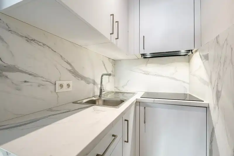 Lichtrijke, instapklare studio met balkon foto 5