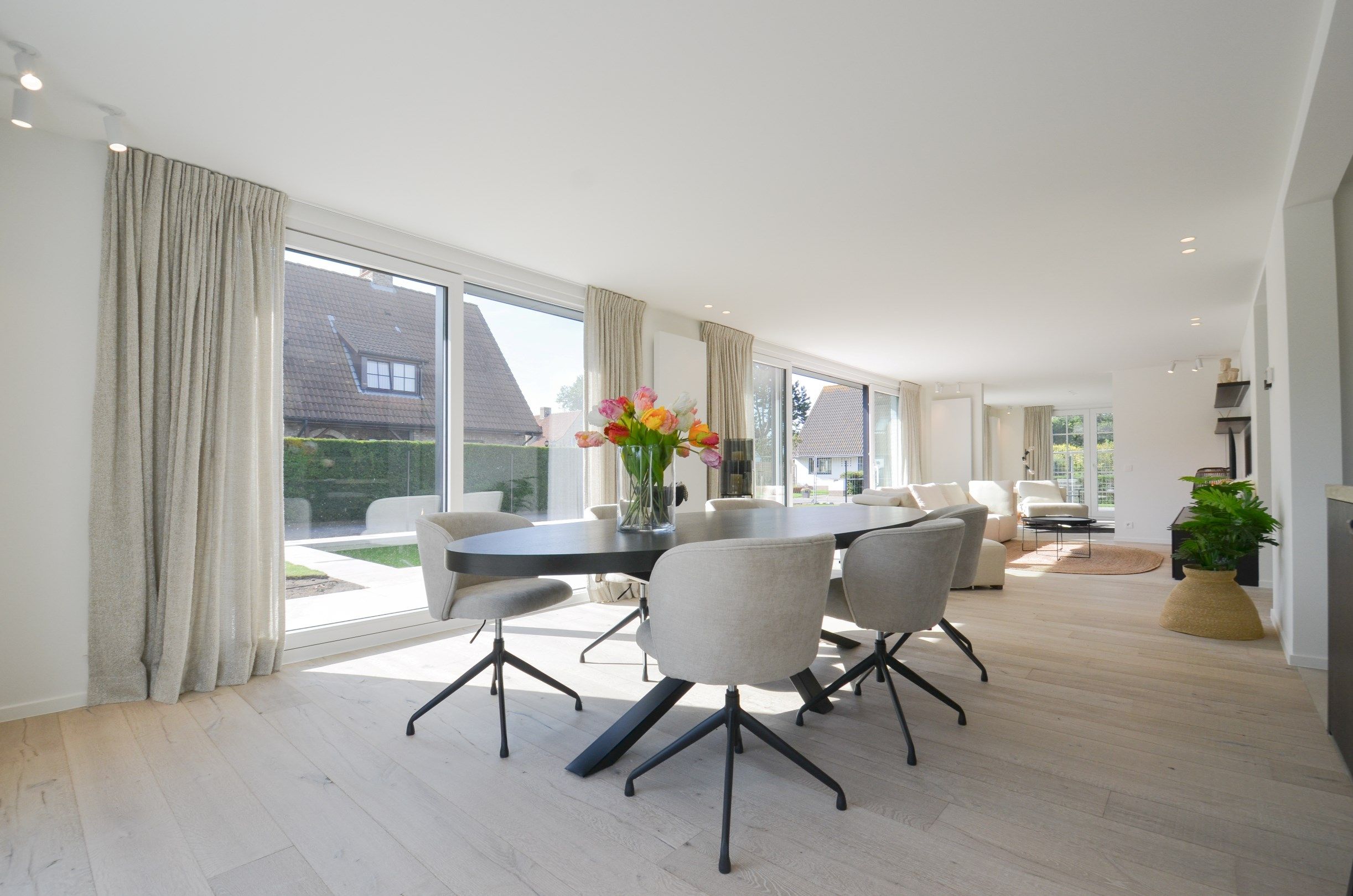 Luxueus volledig gerenoveerde villa met zonnige tuin en zwembad. foto 11