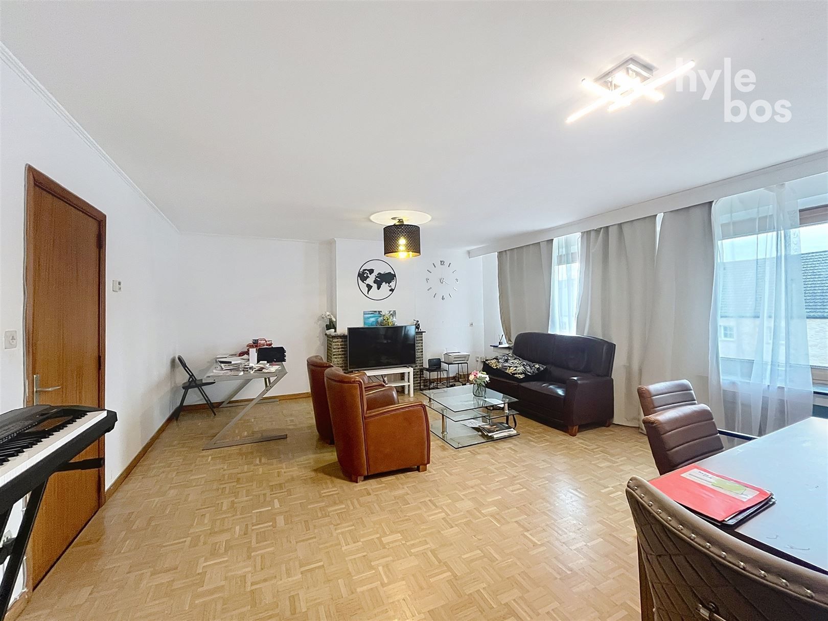 Centraal gelegen 2 slaapkamer appartement met garage foto 2