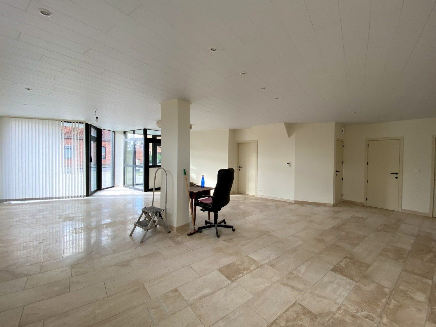 Ruim gelijkvloersappartement met 2 slaapkamers en garage. foto 4