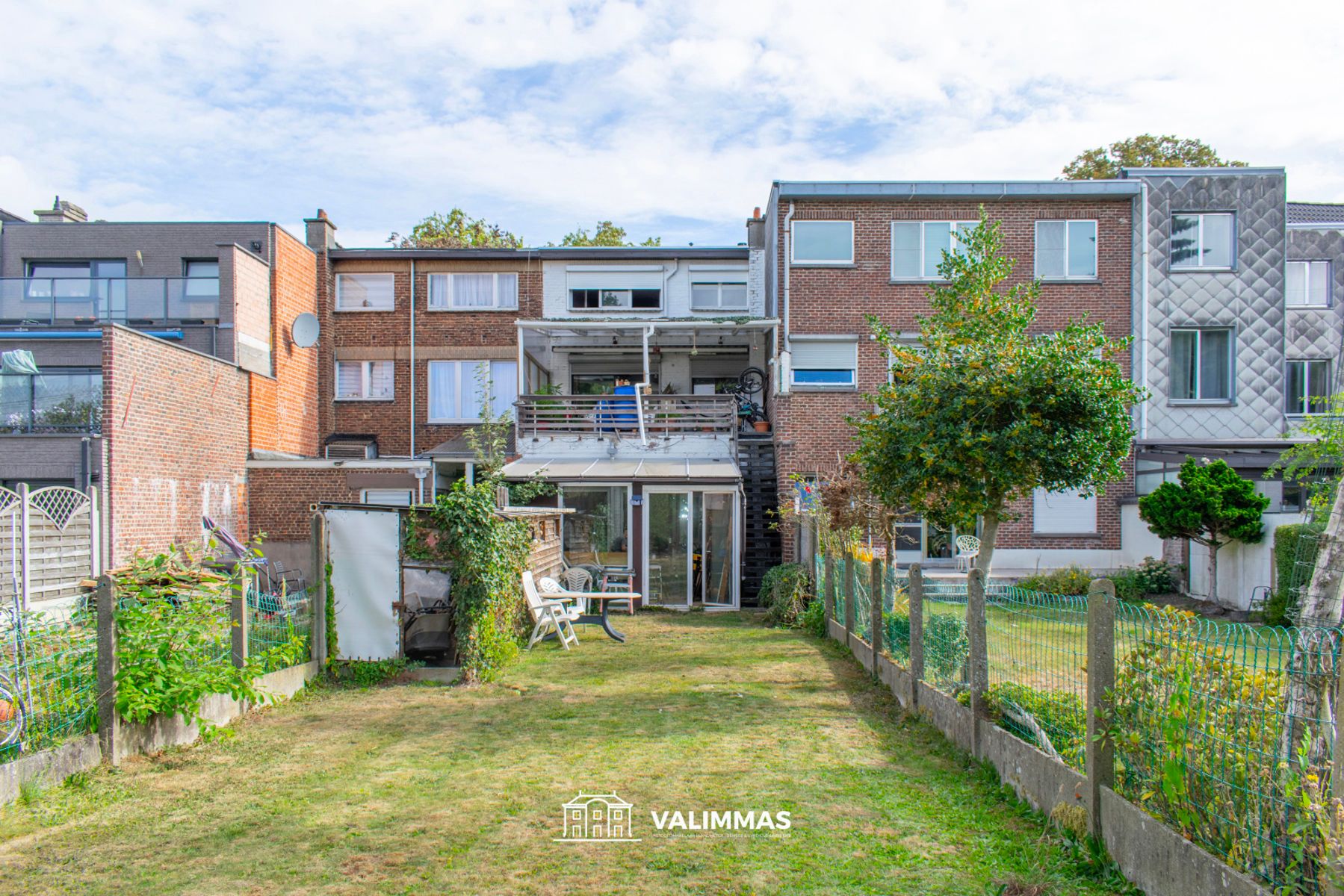 Een commercieel gelegen ruime handelswoning met mooie tuin foto 3