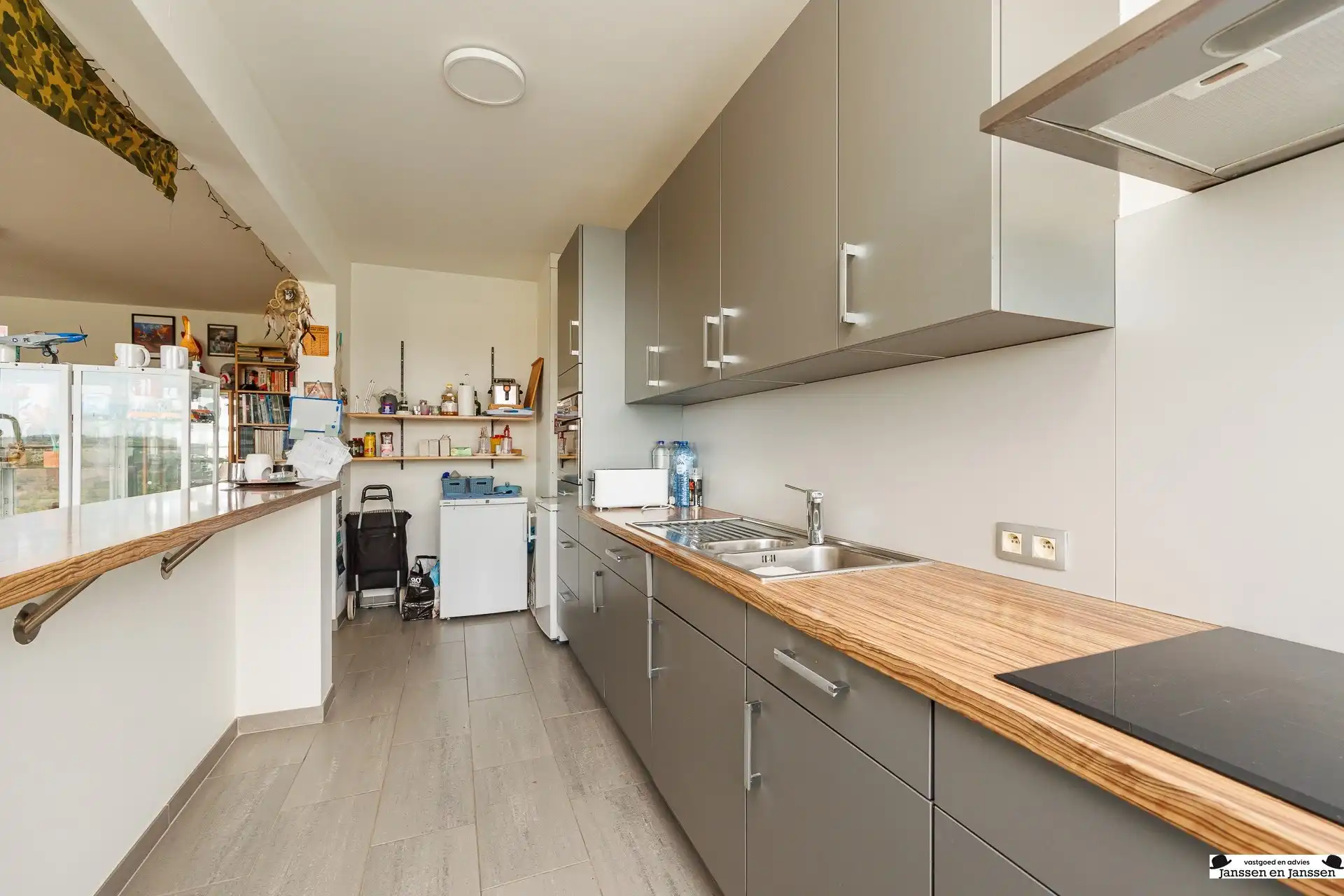 Bemeubeld 2-slaapkamerappartement met prachtig uitzicht! foto 5