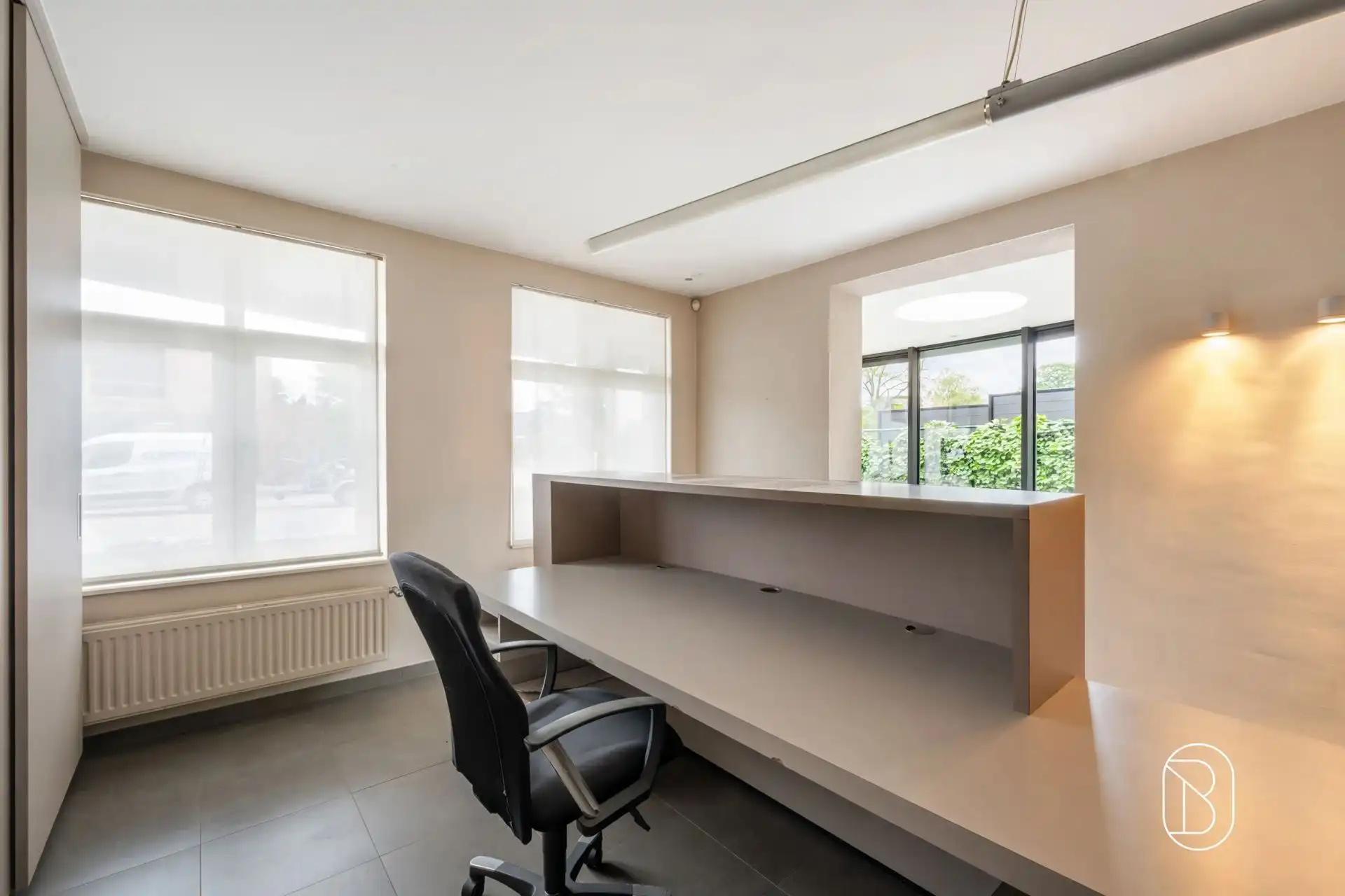 Commercieel gelegen kantoor/praktijk + woonst met atelier foto 14