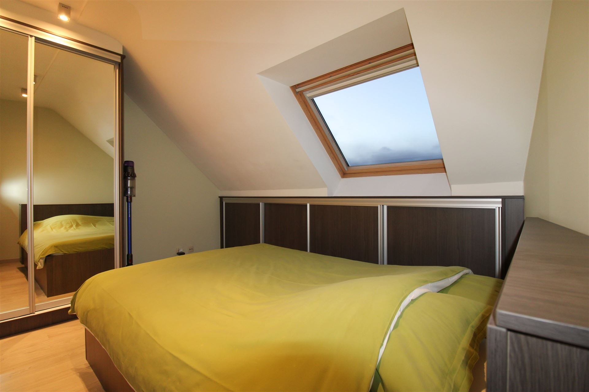 Instapklaar duplexappartement met terras, twee slaapkamers, twee parkeerplaatsen en ruime kelderberging te Maasmechelen! foto 8