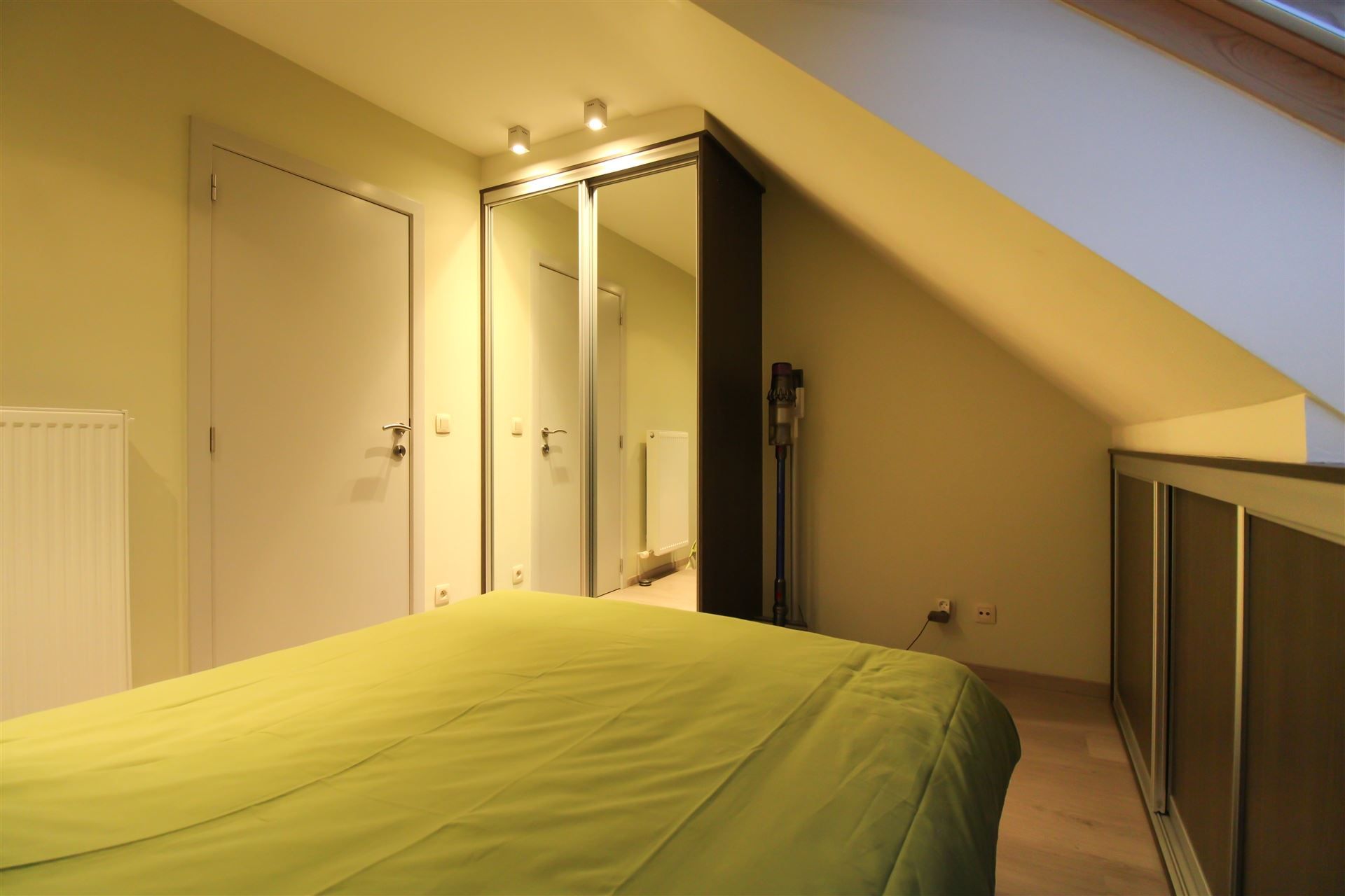 Instapklaar duplexappartement met terras, twee slaapkamers, twee parkeerplaatsen en ruime kelderberging te Maasmechelen! foto 8