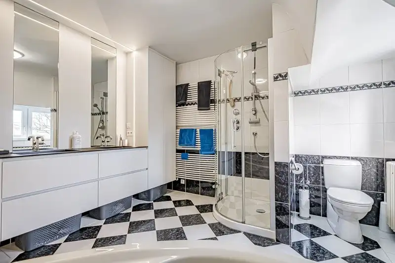 Karaktervolle, statige villawoning met 3 à 4 slpks en royale tuin foto 26