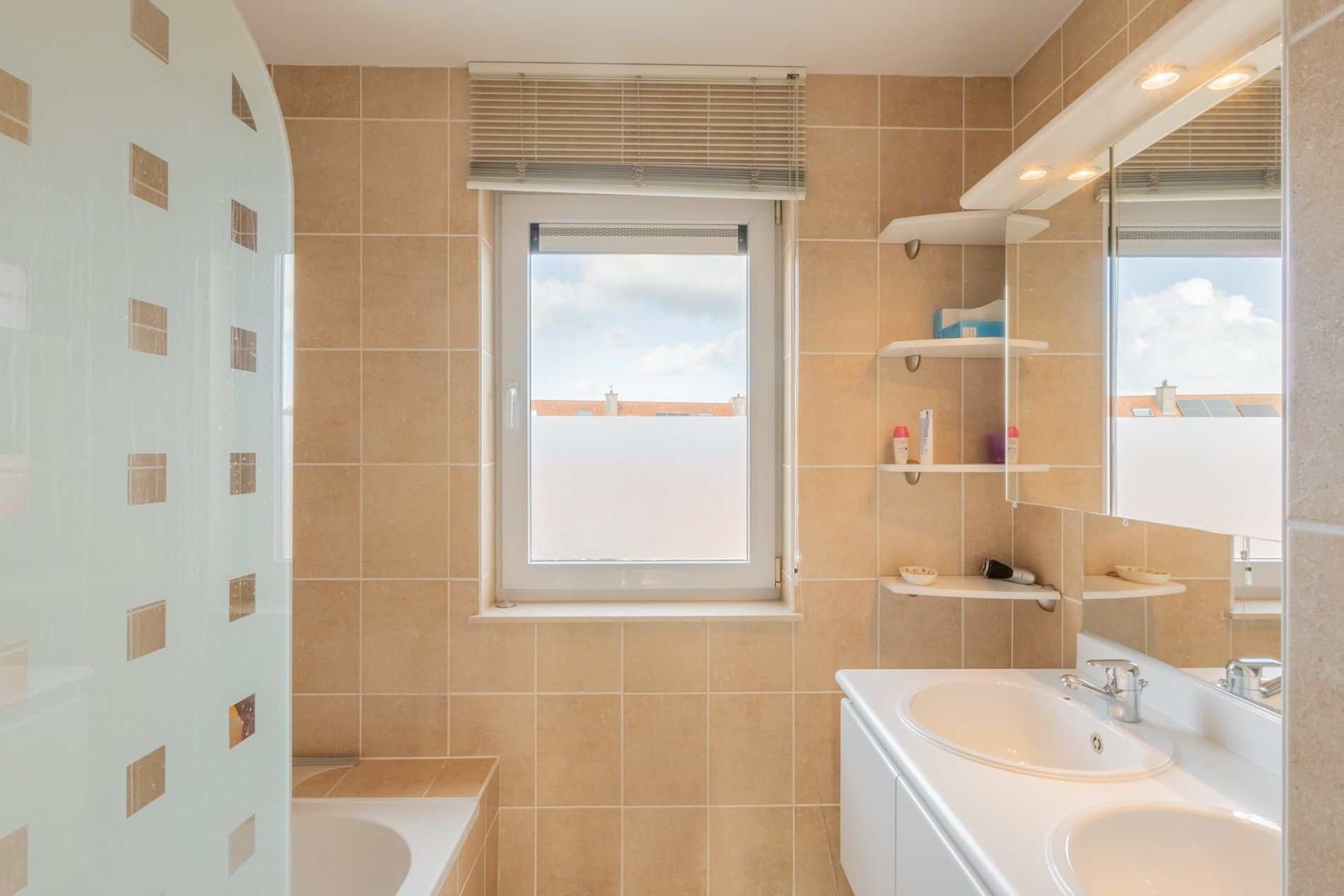 Ruim en zonnig appartement te Lissewege foto 10