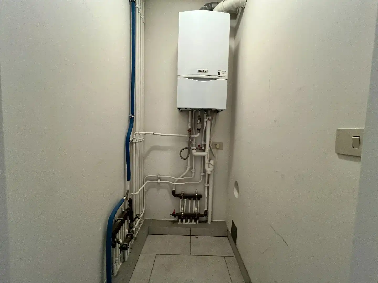 Hedendaags 2-slpk appartement met tuin, garage en kelder foto 10