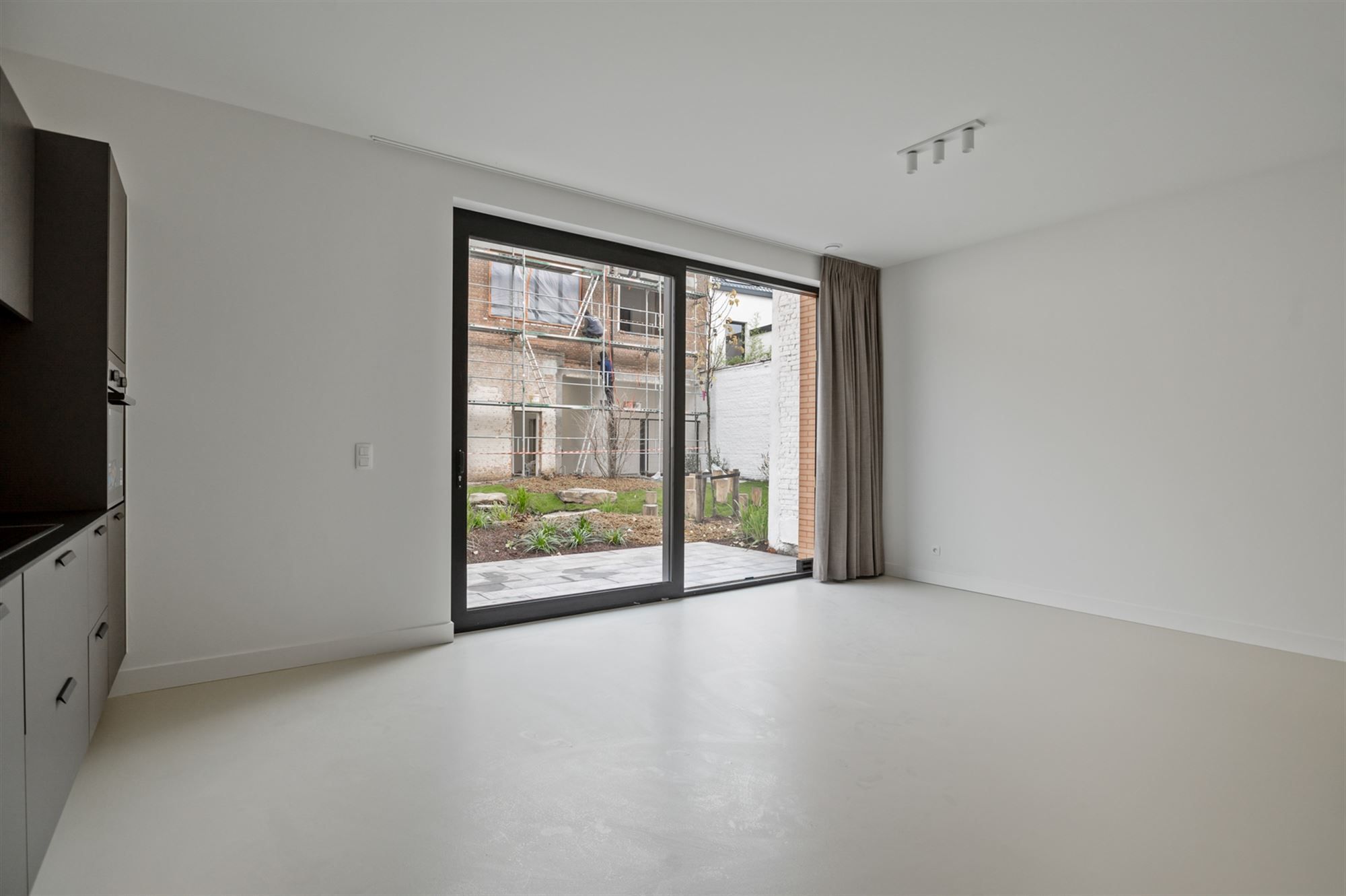 Modern 2 slaapkamer appartement met tuin en terras  foto 12