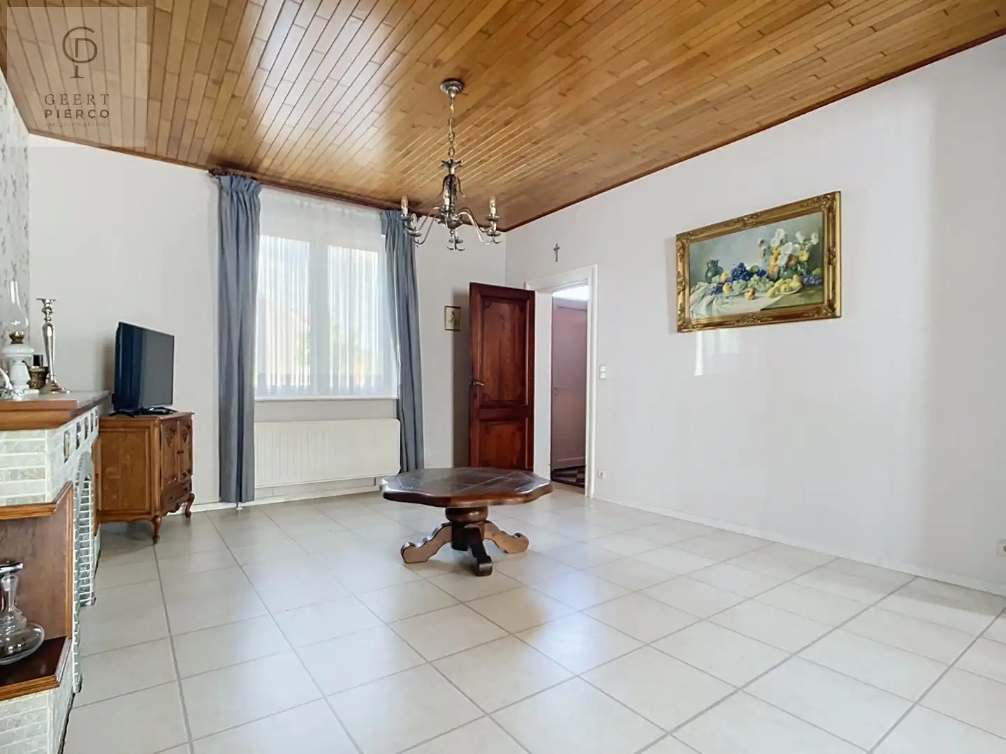 Ruime woning met binnenkoer, stallingen en tuin vlakbij oprit van E40. foto 4